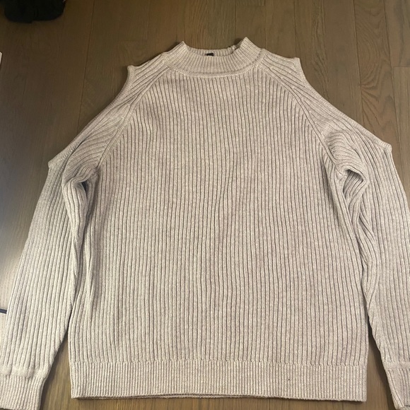 Shoulder cutout grey knit scarf - Picture 3 of 4